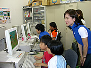 耳の不自由な子どもたちのためのパソコン教室を開催しました