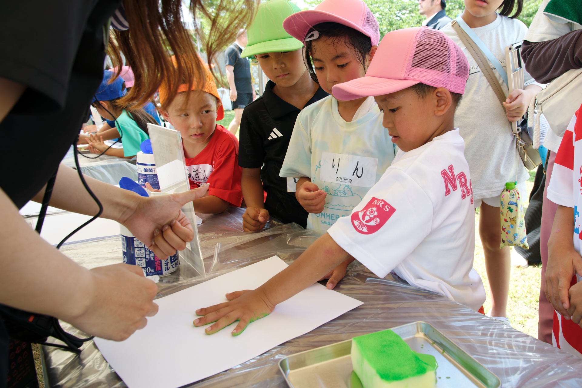 子どもが手形を記念に捺印している画像